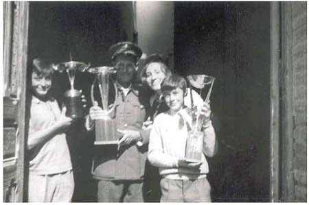 aj-Con los trofeos de fiestas en Ramon y cajal 8