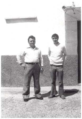 25Fernando y Javier puerta de casa
